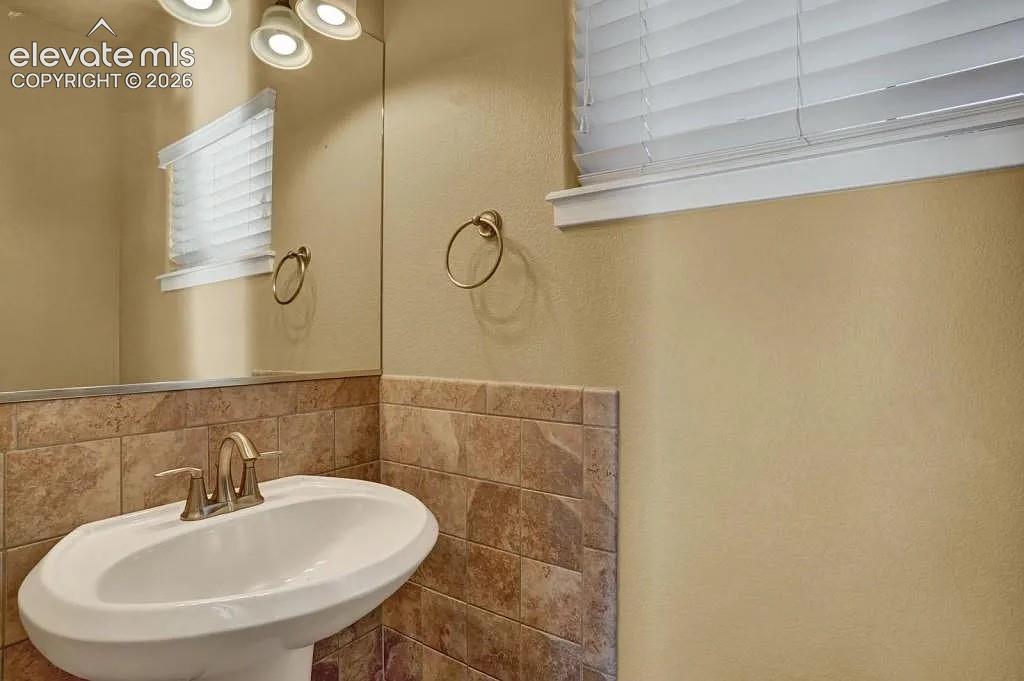 Image 19 of 40: Bathroom