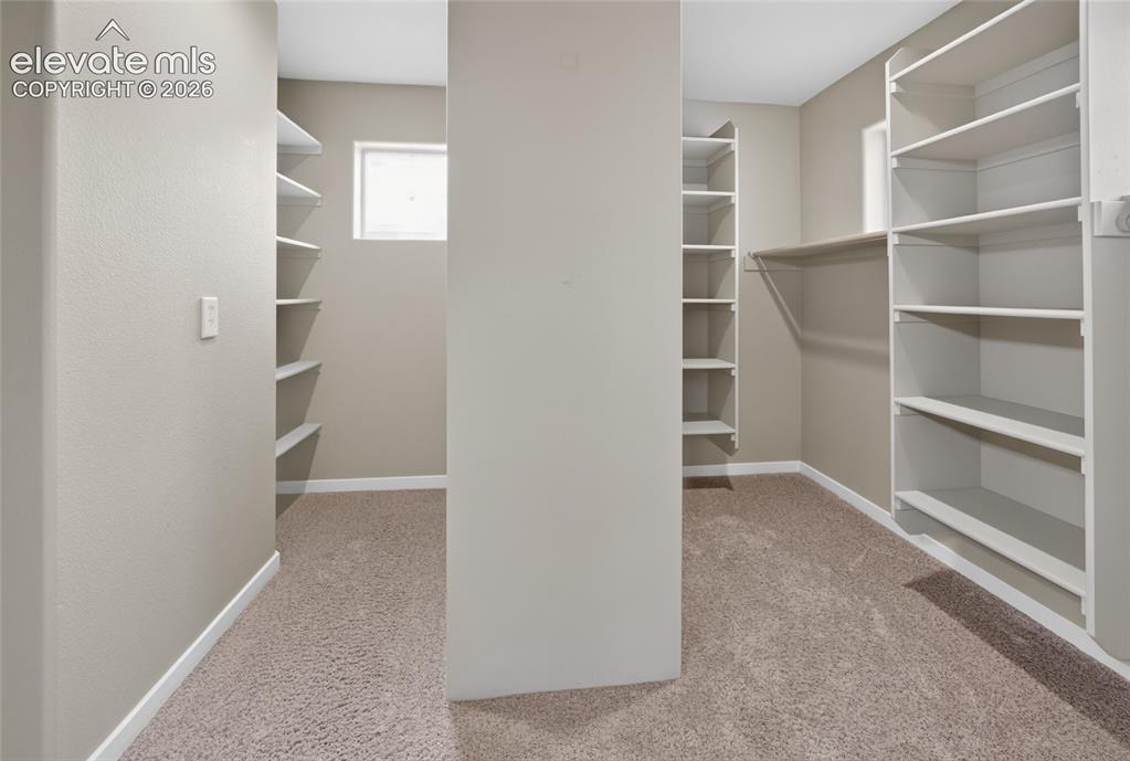 Image 29 of 40: Closet