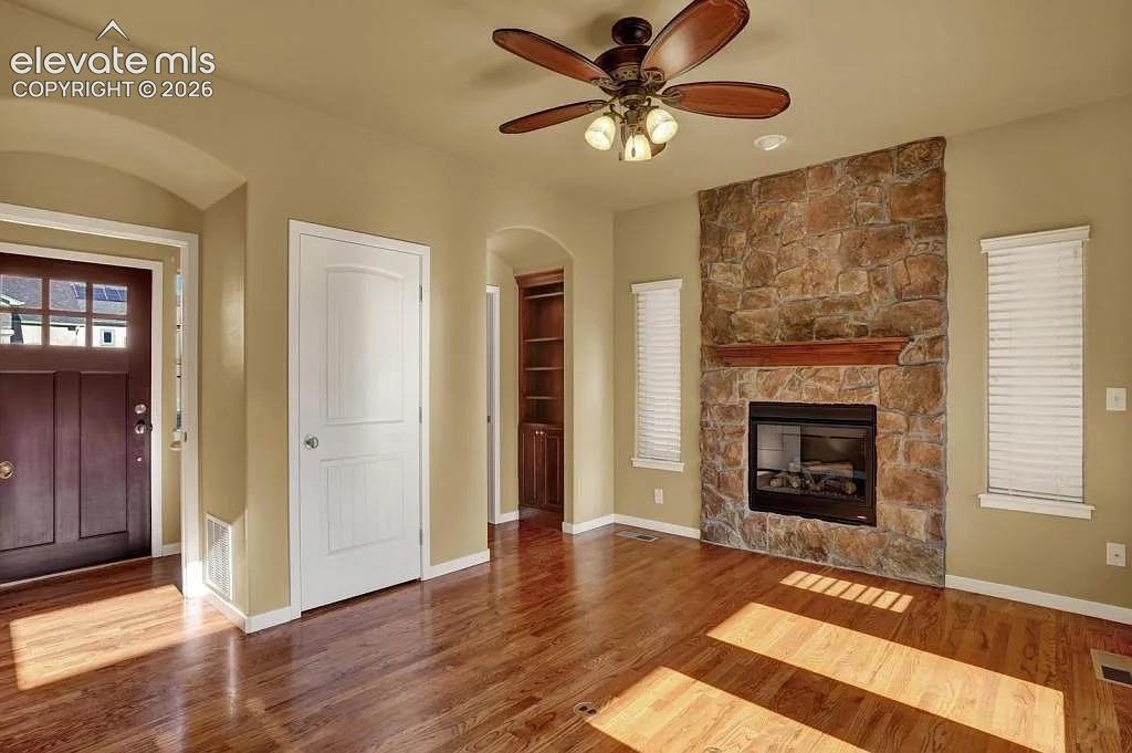 Image 5 of 40: Family Room