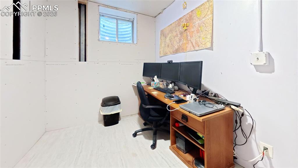 Image 27 of 29: Office