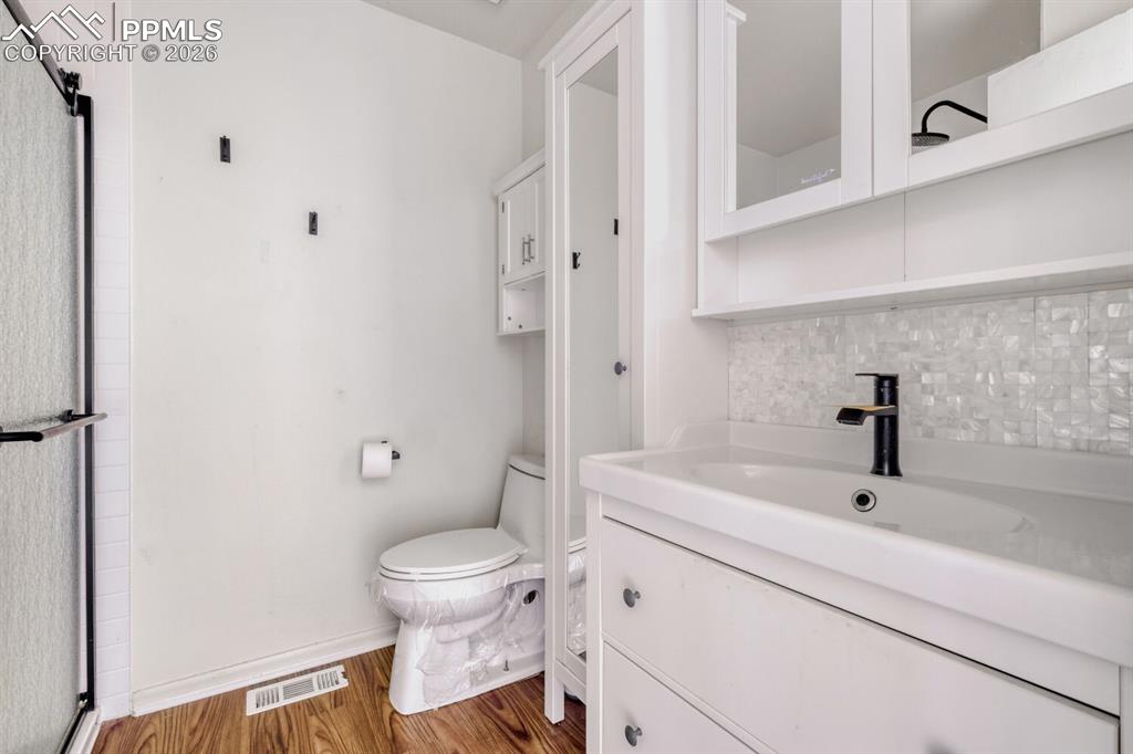 Image 11 of 17: Bathroom