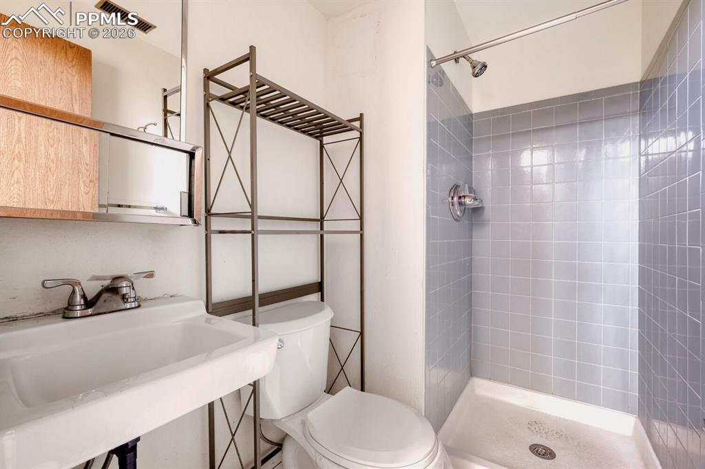 Image 12 of 17: Bathroom