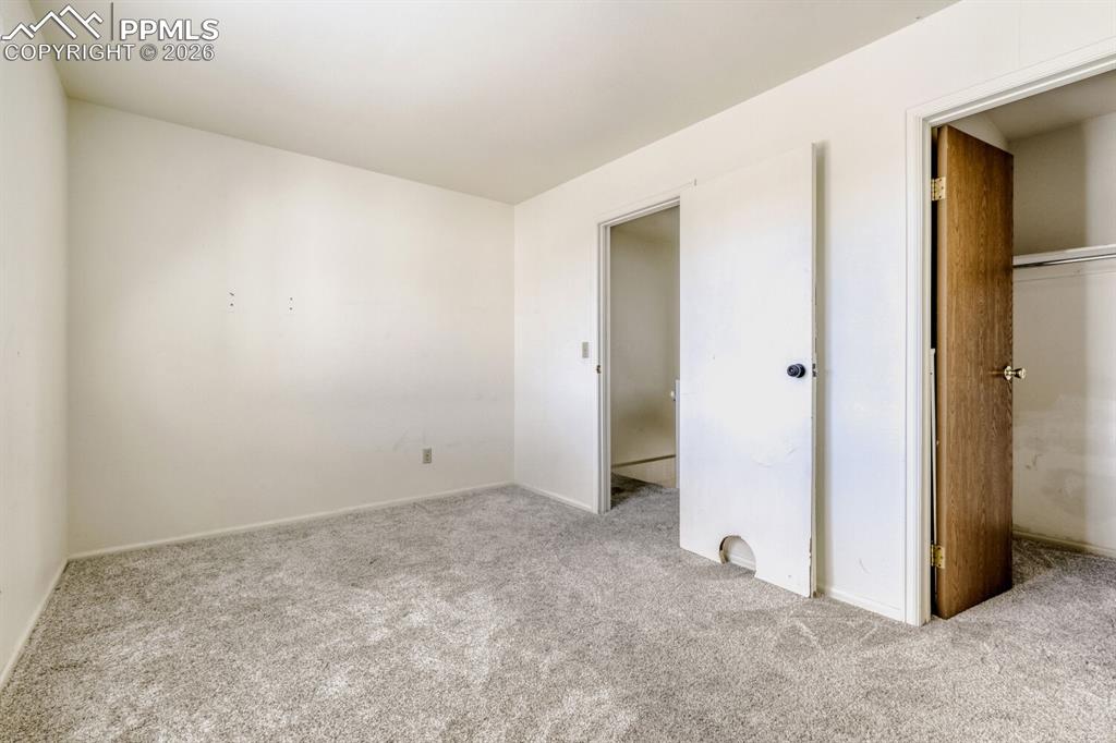 Image 14 of 17: Bedroom