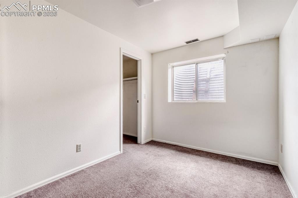 Image 15 of 17: Bedroom