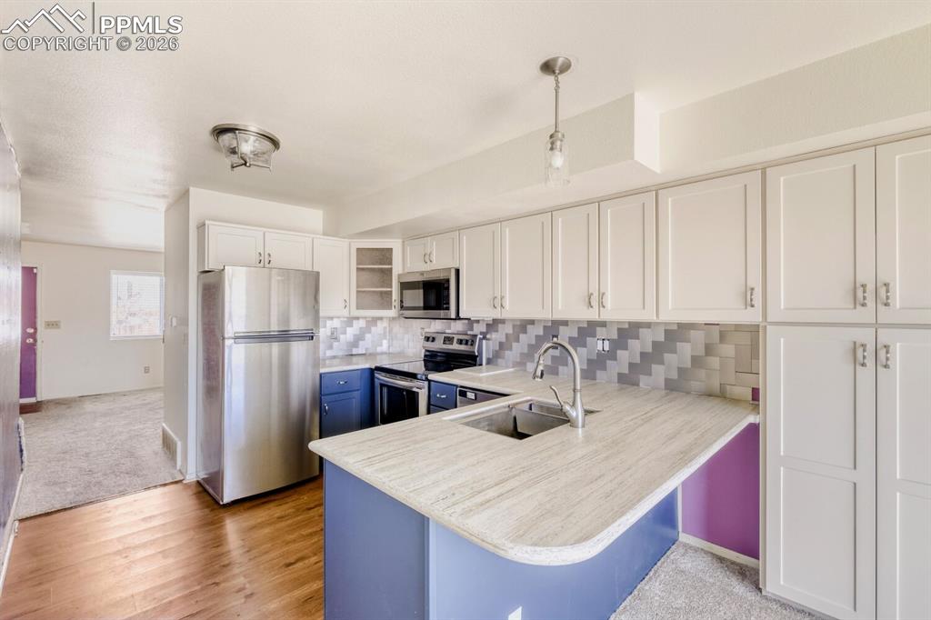 Image 7 of 17: Kitchen