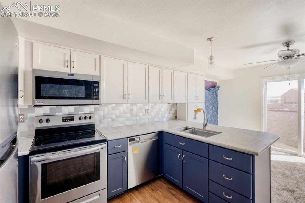 Image 8 of 17: Kitchen