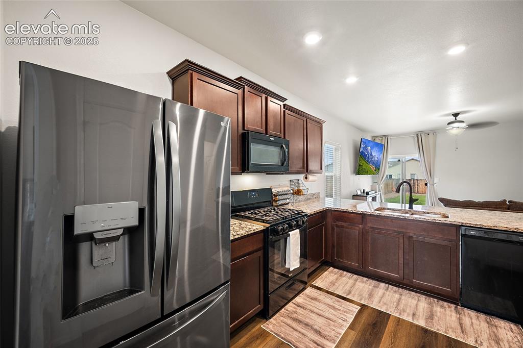 Image 10 of 42: Kitchen