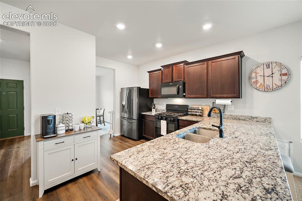 Image 7 of 42: Kitchen