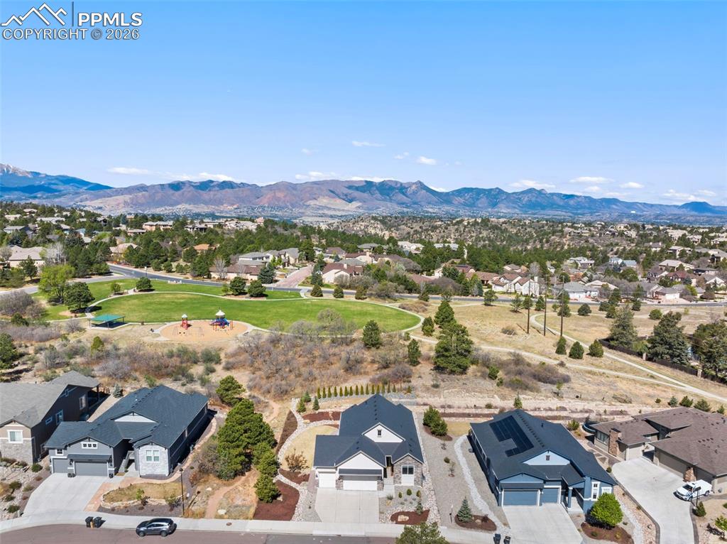 Image 4 of 44: Private trail that leads straight to the park directly behind the home