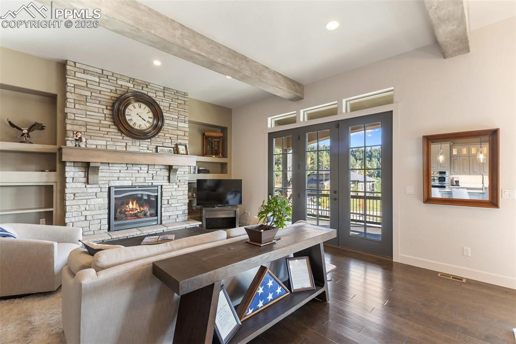 Image 13 of 50: Living Room