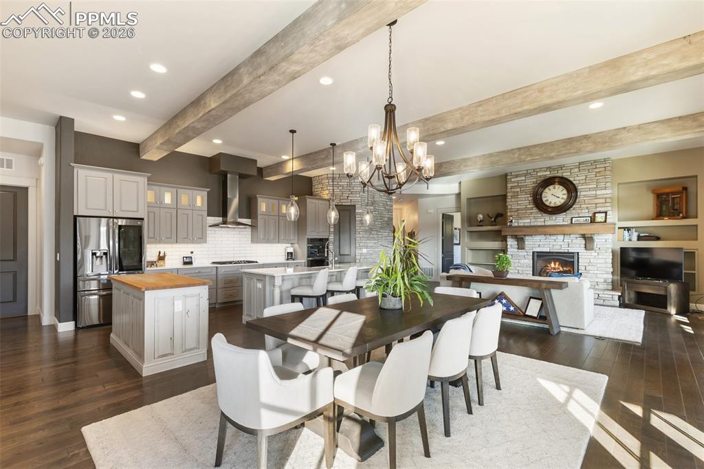 Image 17 of 50: Dining Area