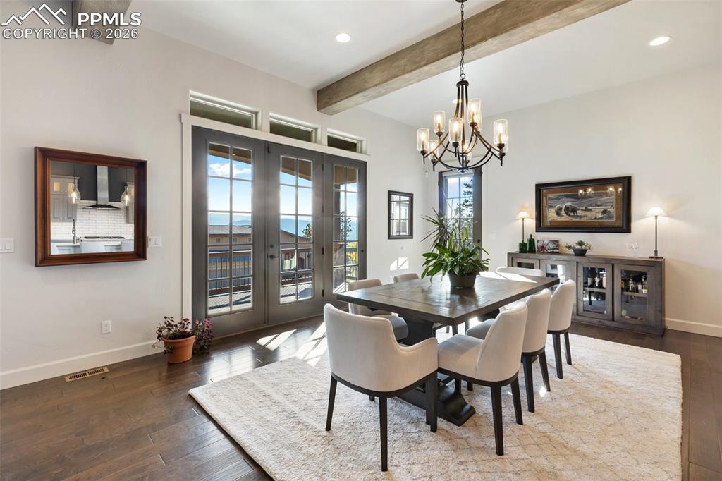 Image 18 of 50: Dining Area