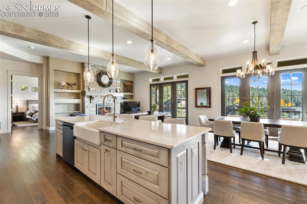 Image 22 of 50: Kitchen