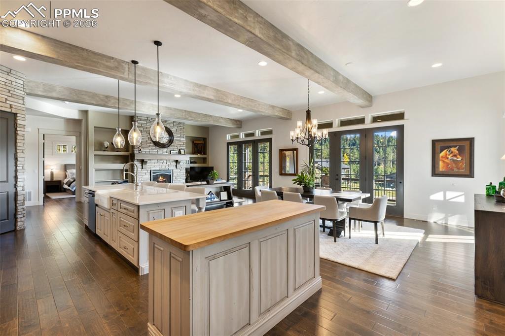 Image 24 of 50: Kitchen