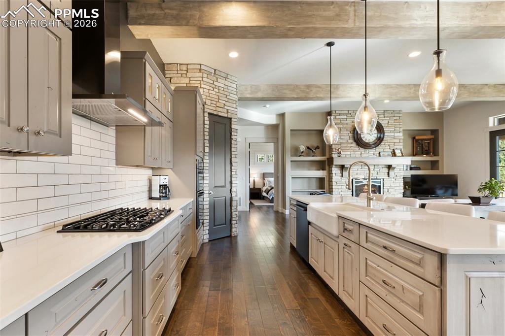 Image 25 of 50: Kitchen