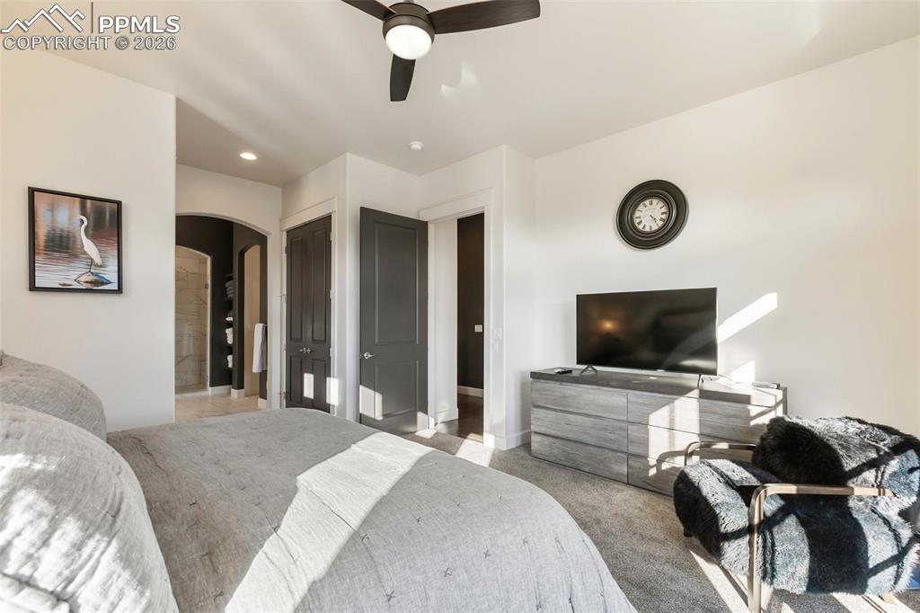 Image 29 of 50: Bedroom