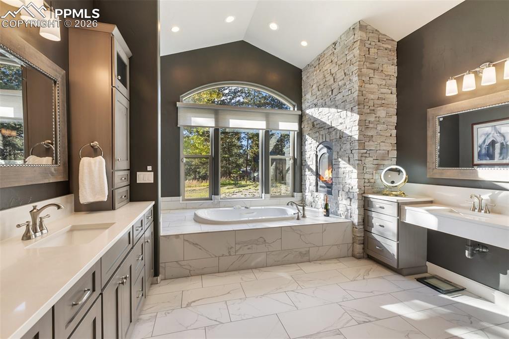 Image 32 of 50: Bathroom