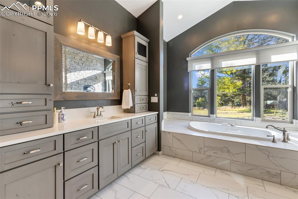 Image 34 of 50: Bathroom