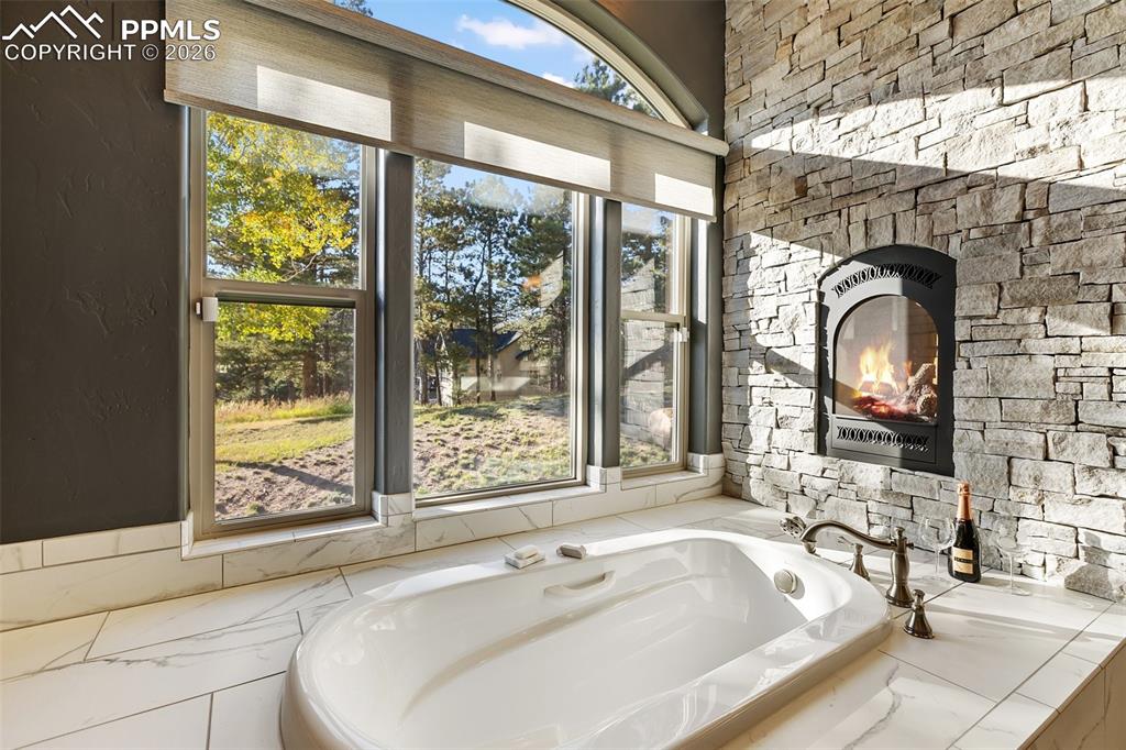 Image 35 of 50: Bathroom