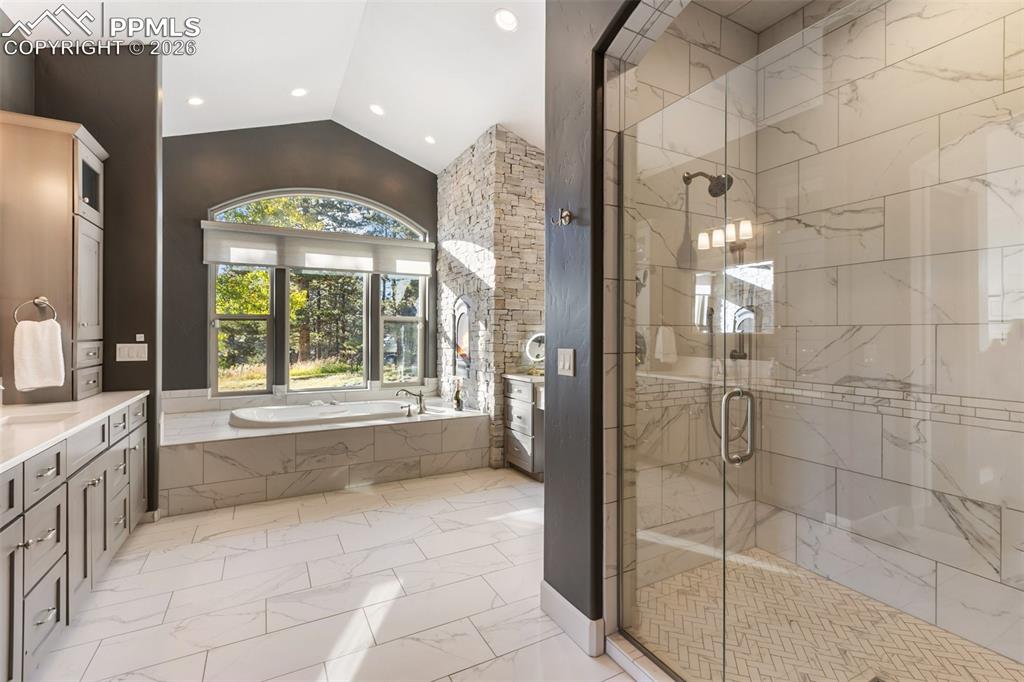 Image 36 of 50: Bathroom