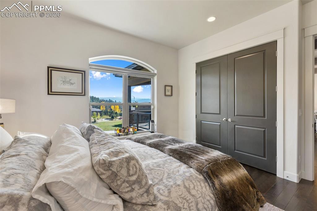 Image 38 of 50: Bedroom