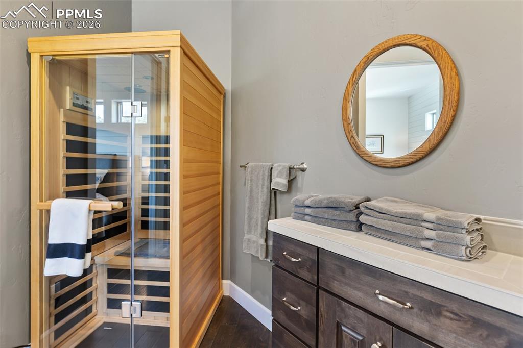 Image 39 of 50: Sauna