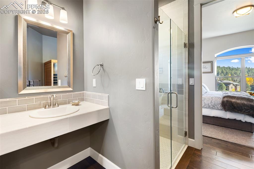 Image 40 of 50: Bathroom