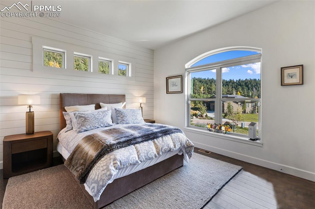 Image 42 of 50: Bedroom