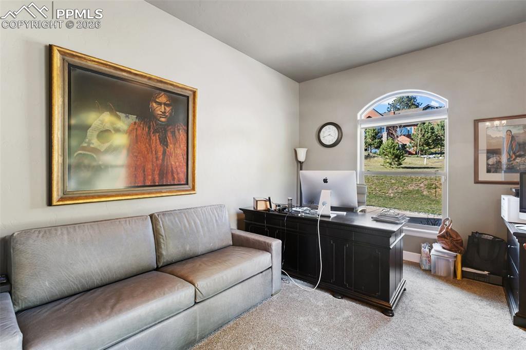 Image 43 of 50: Office