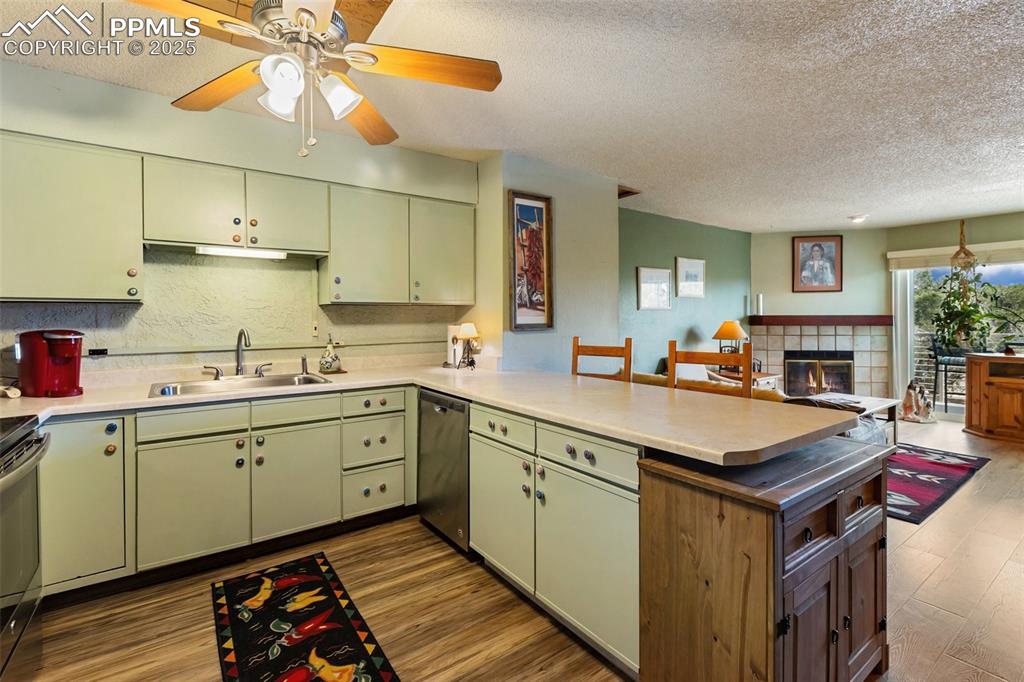 Image 16 of 38: Kitchen