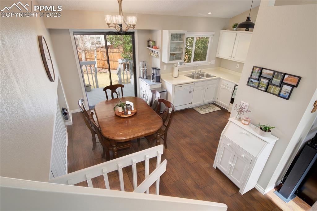 Image 12 of 34: Dining Area