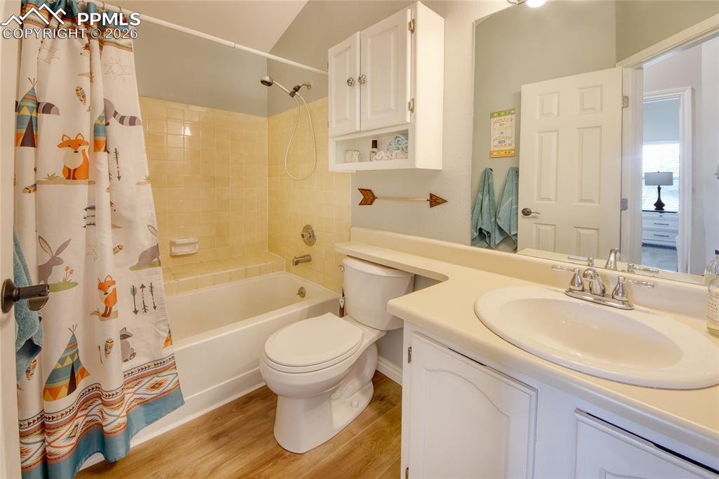 Image 26 of 34: Bathroom