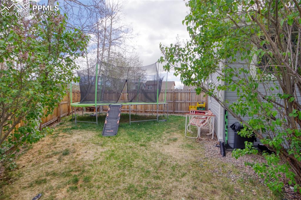 Image 30 of 34: Yard