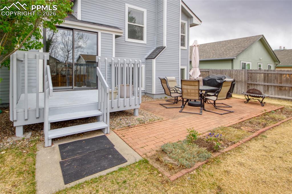 Image 34 of 34: Deck