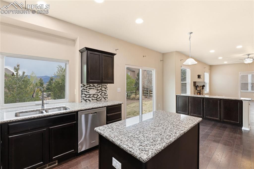 Image 10 of 50: Kitchen