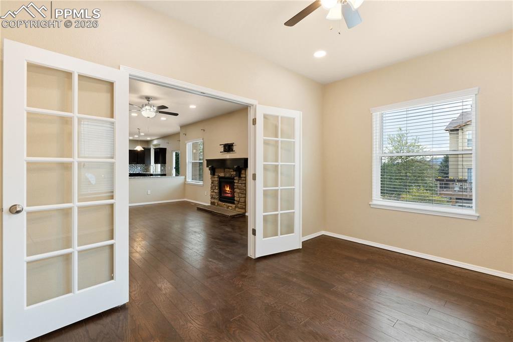 Image 19 of 50: Living Room