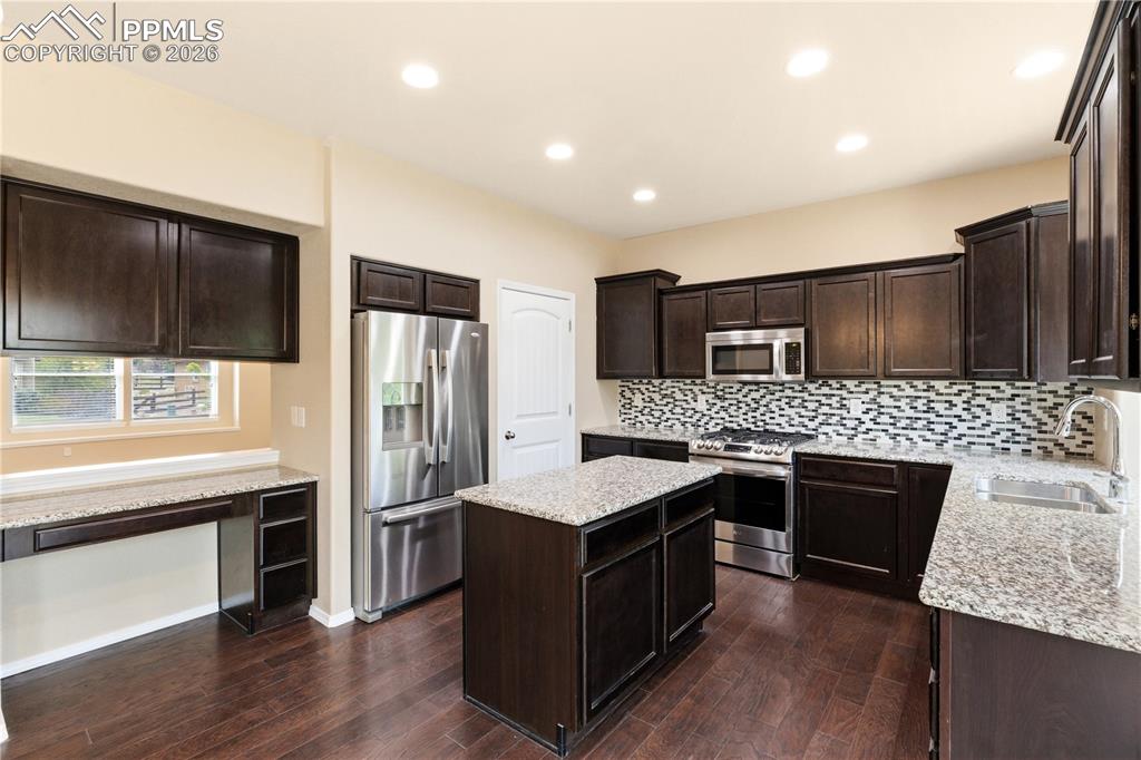 Image 8 of 50: Kitchen