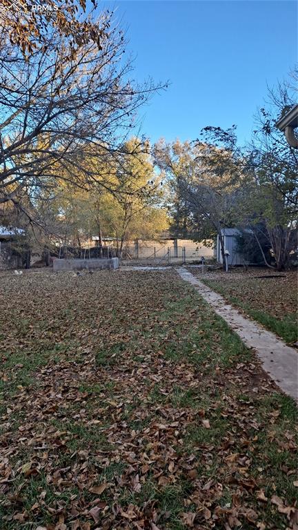 Image 18 of 21: Yard