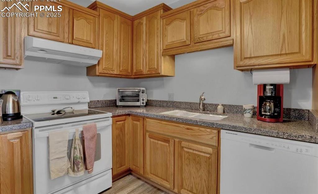 Image 5 of 21: Kitchen