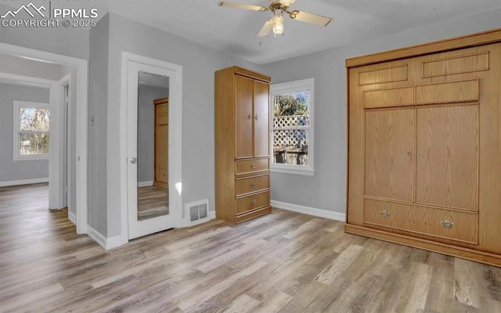 Image 7 of 21: Bedroom