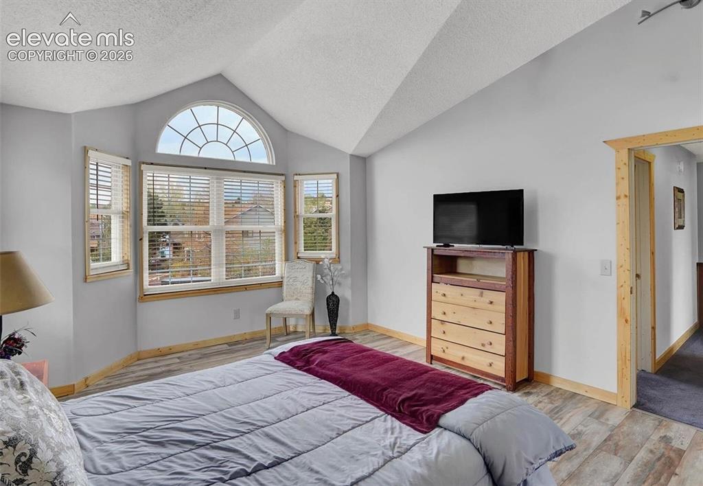 Image 11 of 17: Bedroom