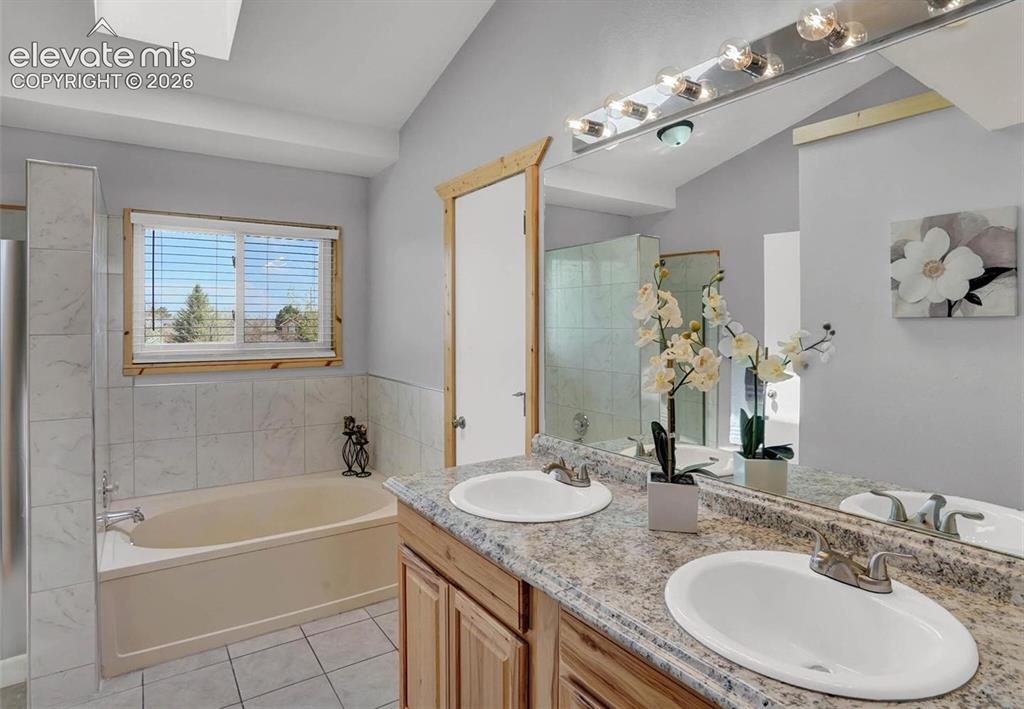 Image 12 of 17: Bathroom