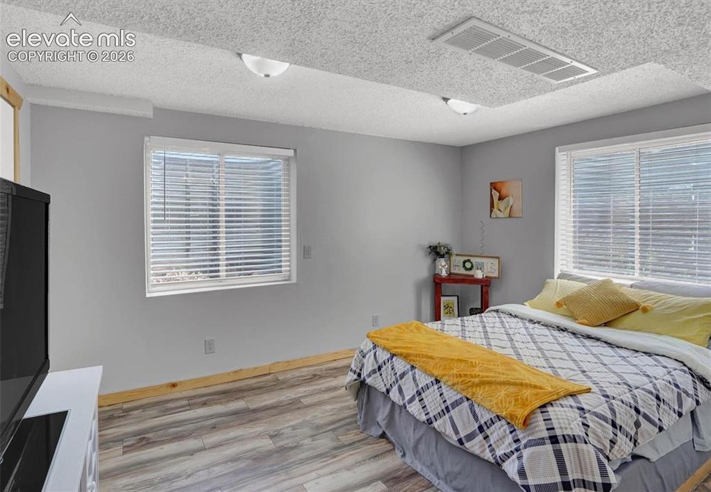 Image 16 of 17: Bedroom