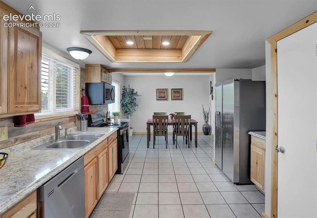 Image 2 of 17: Kitchen