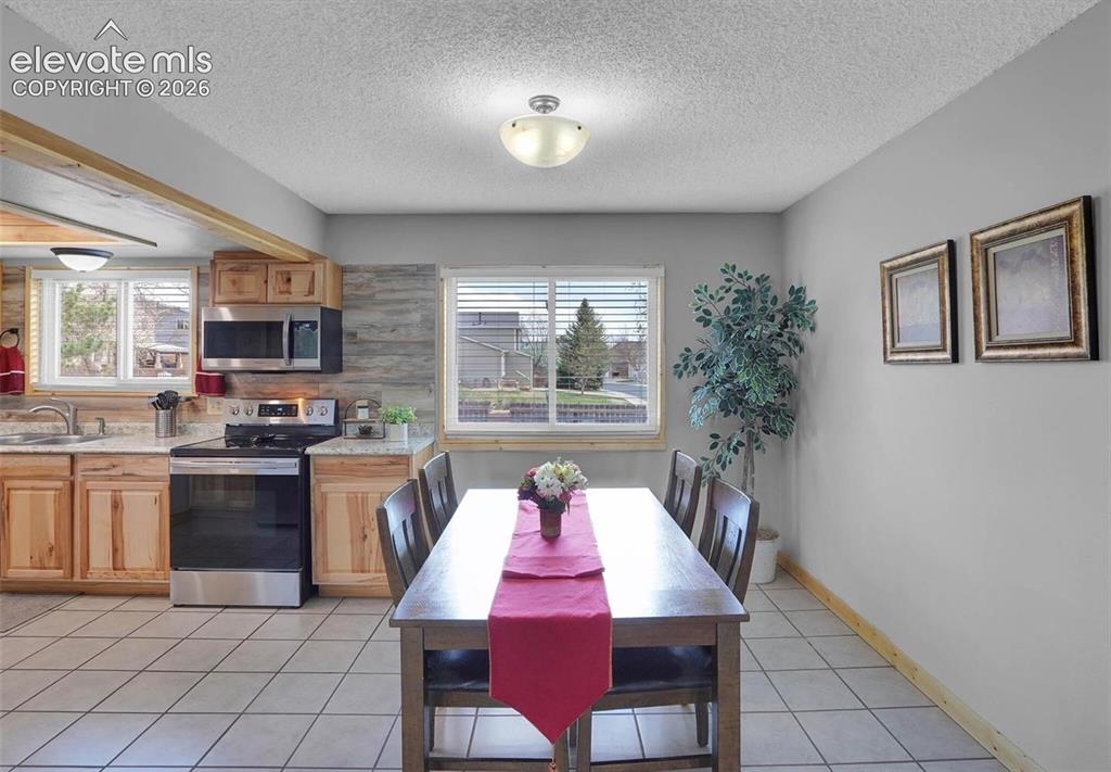 Image 6 of 17: Dining Area
