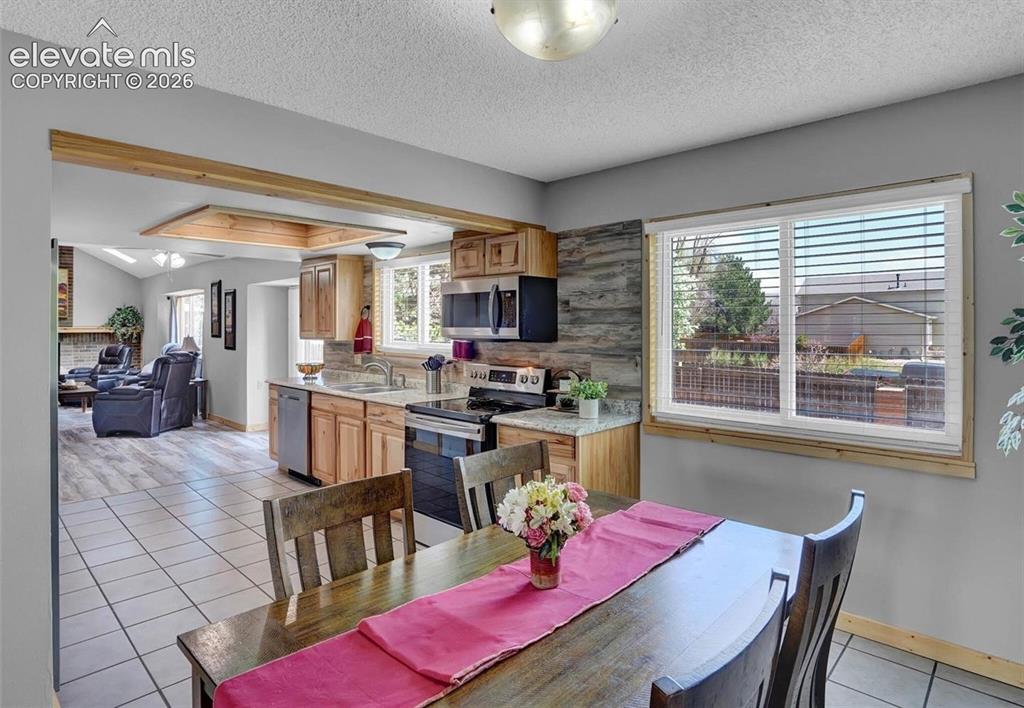 Image 7 of 17: Dining Area