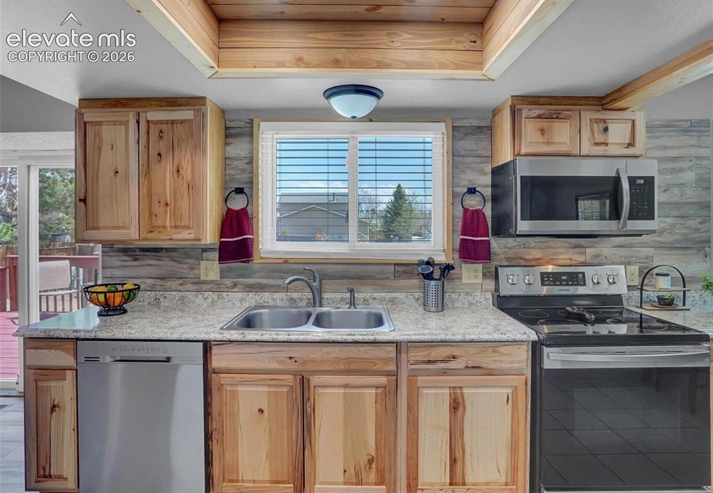 Image 8 of 17: Kitchen