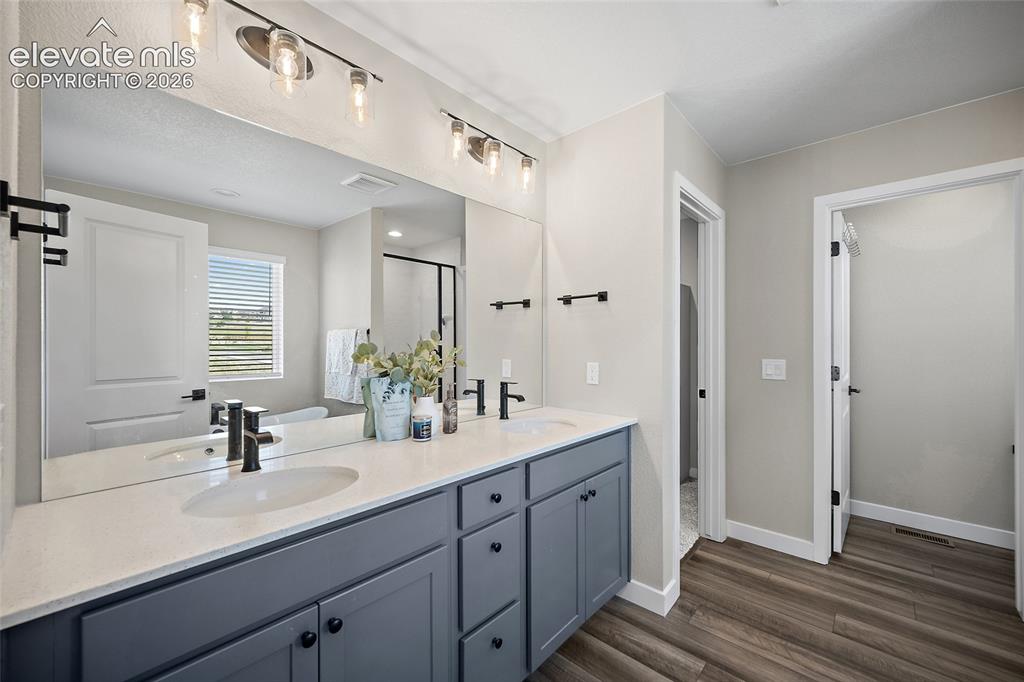 Image 17 of 39: Bathroom