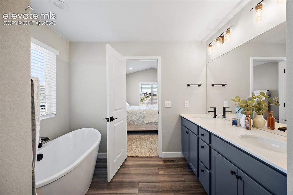 Image 18 of 39: Bathroom
