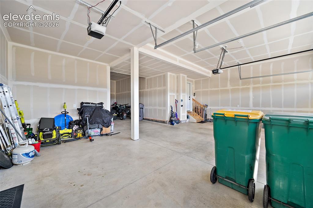 Image 35 of 39: Garage